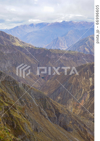ペルーのコルカ峡谷(Colca Canyon)の断崖と山々(縦) ペルーのコルカ峡谷(Colca Canyon)の断崖と山々(縦) 66996605