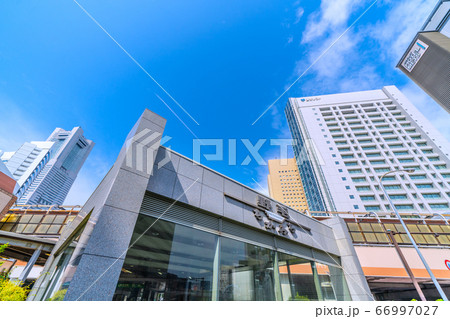 日本の横浜都市景観 飛行機雲や桜木町駅前複合ビルなどを望む 日本の横浜都市景観 飛行機雲や桜木町駅前複合ビルなどを望む 66997027