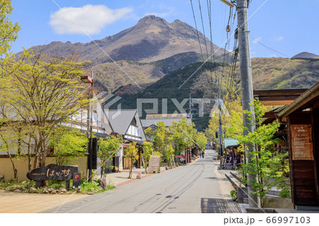 大分県湯布院　由布岳と湯の坪街道 66997103
