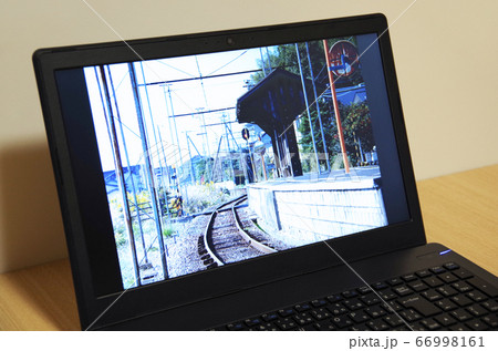 観光スポットの風景（島根県 松江市 … 一畑電車の秋鹿町駅）をパソコン画面に映し出している様子 66998161