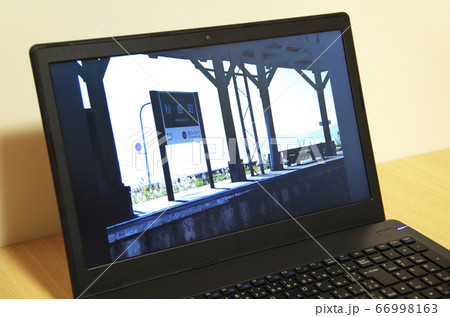 観光スポットの風景（島根県 松江市 … 一畑電車の秋鹿町駅）をパソコン画面に映し出している様子 66998163