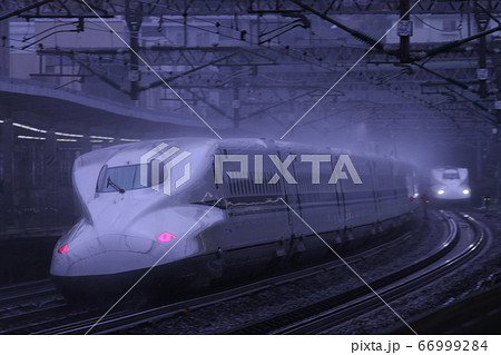 雨を切り裂いて走り去る東海道新幹線6_2020/6/28撮影 66999284
