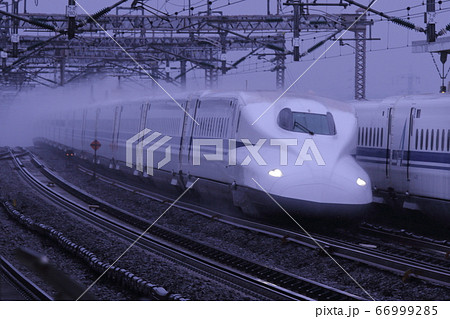 雨を切り裂いて走り去る東海道新幹線7_2020/6/28撮影 66999285