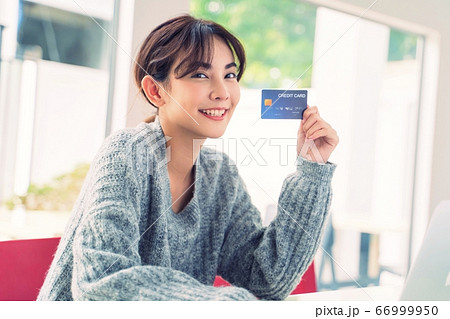若い　きれい　女性　オンライン　ショッピング　クレジットカード　楽しむ　人物　素材　　 66999950