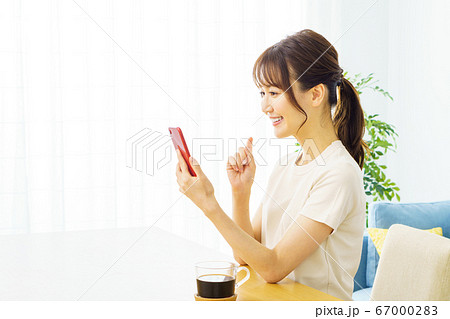スマホを操作する女性 67000283