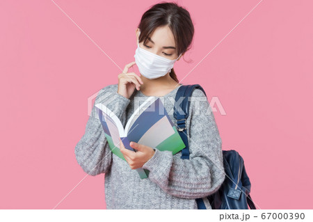 若い　女性　大学生　読書　教科書　勉強　マスク　装着　ニューノーマル　素材 67000390