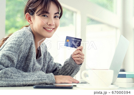若い きれい 女性 オンライン ショッピング 楽しむ 人物 素材 若い きれい 女性 オンライン ショッピング 楽しむ 人物 素材 67000394