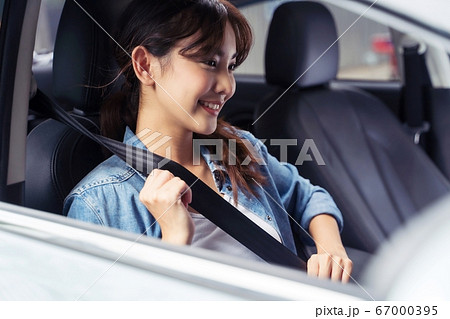 若い 綺麗 女性 自動車 車 運転 シートベルト 安全 人物 素材 若い 綺麗 女性 自動車 車 運転 シートベルト 安全 人物 素材 67000395