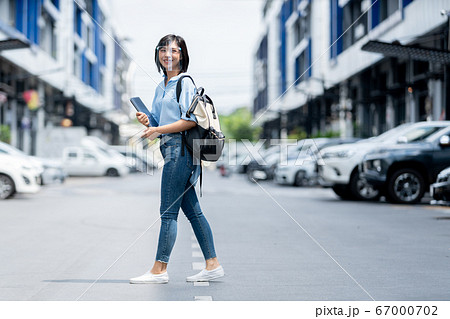 若い 可愛い 女性 ストリート 通勤 移動 フェースシールド 新常態 人物 素材 若い 可愛い 女性 ストリート 通勤 移動 フェースシールド 新常態 人物 素材 67000702