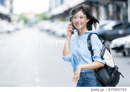 若い 可愛い 女性 ストリート 通勤 移動 フェースシールド 新常態 人物 素材 若い 可愛い 女性 ストリート 通勤 移動 フェースシールド 新常態 人物 素材 67000703