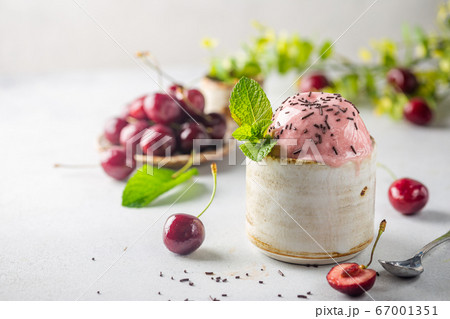 Bowl of cherry ice cream 67001351