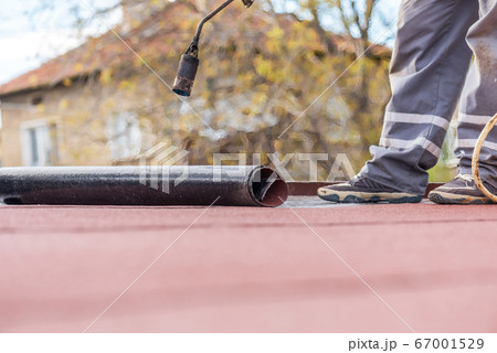 Laying of roofing felt from the roll with a flame Laying of roofing felt from the roll with a flame 67001529