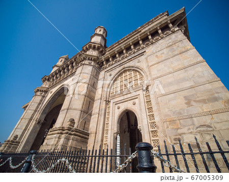 The legendary architecture of the Gateway of India in Mumbai. 67005309