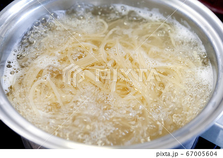 パスタを茹でる 67005604