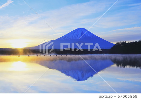 山梨県 精進湖の日の出と逆さ富士 山梨県 精進湖の日の出と逆さ富士 67005869