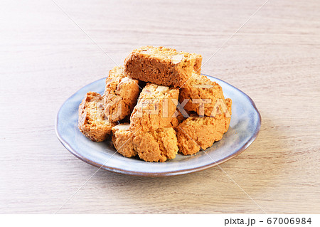 Italian almond biscuits  67006984