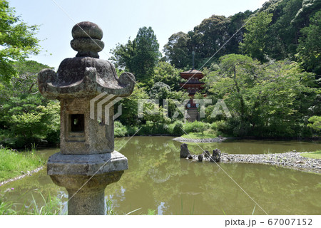 浄瑠璃寺 本堂から三重塔を望む 浄瑠璃寺 本堂から三重塔を望む 67007152