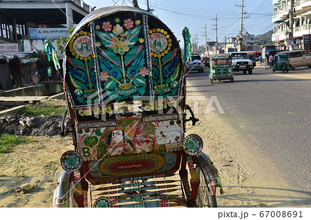 バングラデシュのコックスバザール　コラトリ通りの街並み　停車中のサイクルリキシャと派手な車体 67008691