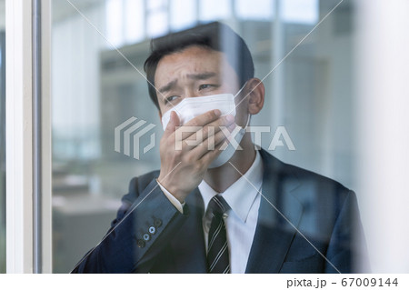 マスクを着用した苦しむビジネスマン 新型コロナウイルス 感染対策 マスクを着用した苦しむビジネスマン 新型コロナウイルス 感染対策 67009144