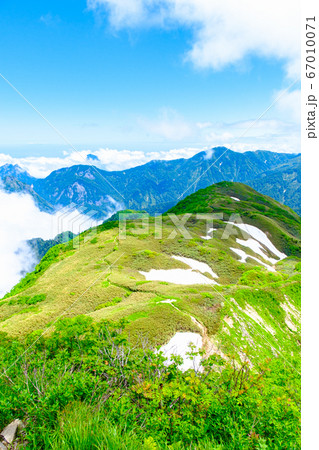 雨飾山山頂の風景(笹平を望む) 雨飾山山頂の風景(笹平を望む) 67010071