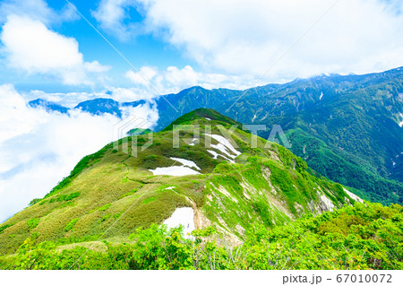 雨飾山山頂の風景(笹平を望む) 雨飾山山頂の風景(笹平を望む) 67010072