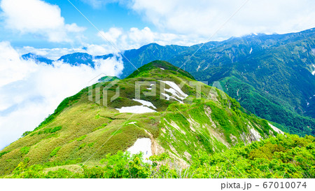 雨飾山山頂の風景(笹平を望む) 雨飾山山頂の風景(笹平を望む) 67010074