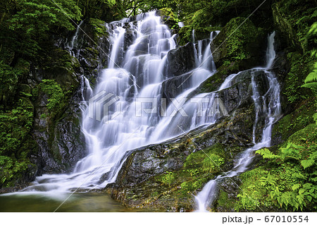 福岡を代表する夏の避暑地 美しい白糸の滝（福岡県糸島市）の写真素材 [67010554] - PIXTA