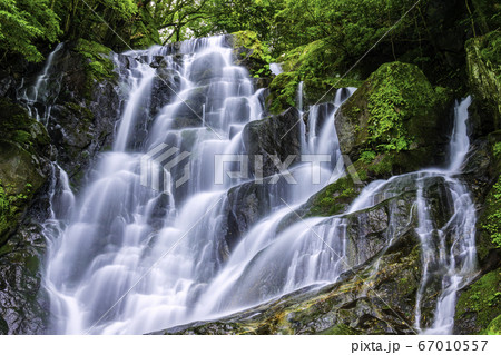 福岡を代表する夏の避暑地 美しい白糸の滝（福岡県糸島市）の写真素材 [67010557] - PIXTA