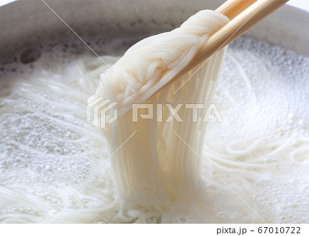 素麺を茹でるの写真素材