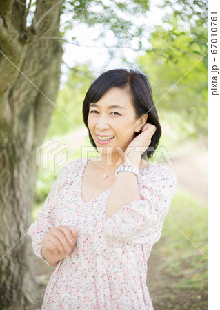 初夏を満喫する散歩するミドル女性  自然がが似合うミドル女性 67010761