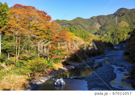 紅葉の御岳渓谷 神路橋から上流側の風景の写真素材