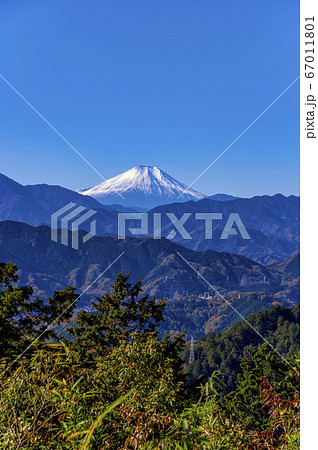 紅葉の高尾山　山頂付近からの富士山 67011801