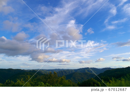 山間の夏の空 67012687