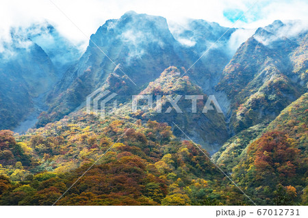 大山川床から眺める北壁の紅葉 大山川床から眺める北壁の紅葉 67012731