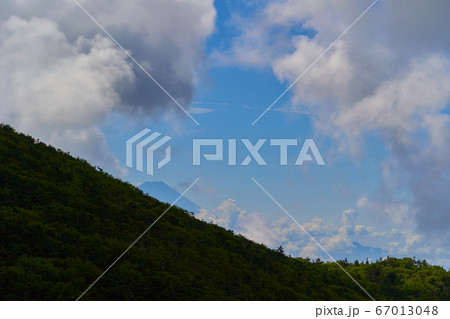 山梨(長野)の前国師岳から南側の北奥千丈岳越しに見える富士山 67013048