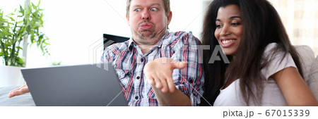 Man is unpleasantly surprised by info, woman likes 67015339