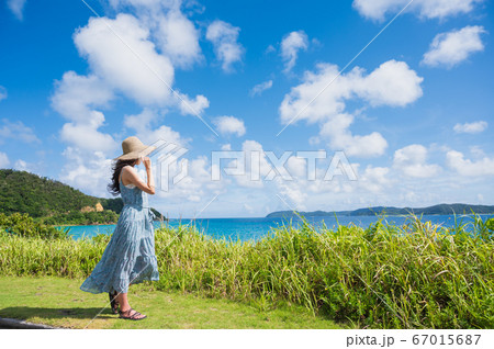 南国の美しい海とワンピースの女性イメージ 67015687