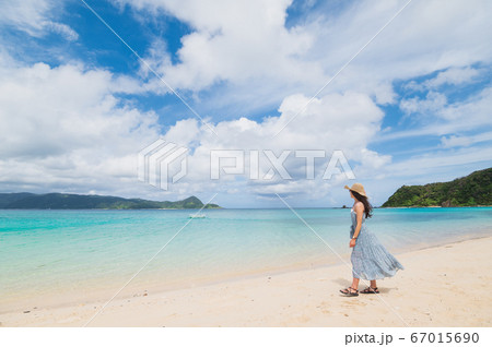 南国の美しい海とワンピースの女性イメージの写真素材