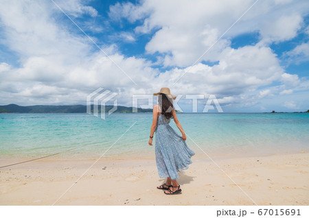 南国の美しい海とワンピースの女性イメージ 67015691