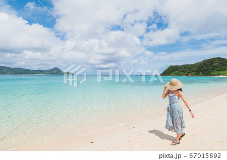 南国の美しい海とワンピースの女性イメージ 67015692