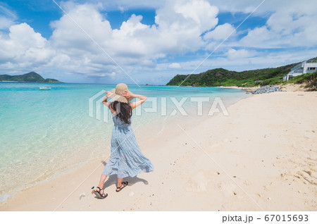 南国の美しい海とワンピースの女性イメージ 南国の美しい海とワンピースの女性イメージ 67015693