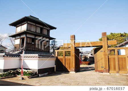 田中城下屋敷に移築された田中城本丸櫓と再現された冠木門 静岡県藤枝市 の写真素材