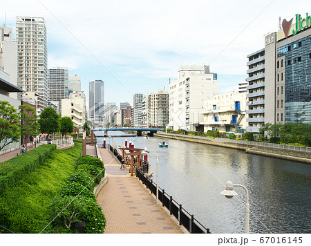 汐彩橋から望む芝浦運河【東京ベイエリア】 汐彩橋から望む芝浦運河【東京ベイエリア】 67016145