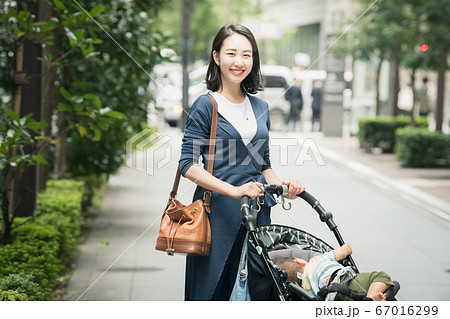 ベビーカーに乗せた赤ちゃんと散歩・買い物する母親イメージ ベビーカーに乗せた赤ちゃんと散歩・買い物する母親イメージ 67016299