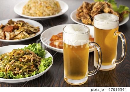 中華料理とビール 67016544