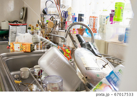散らかったキッチン 散らかったキッチン 67017533