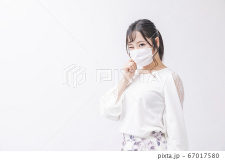 マスクを着用する清潔感のある女性 マスクを着用する清潔感のある女性 67017580