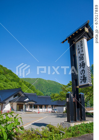 国道17号沿い　新緑の景色　二居宿付近　新潟県　 67017889