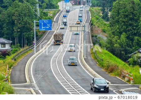 ドライブしたら気持ちいい快適な日本のバイパス道路を上から眺める ドライブしたら気持ちいい快適な日本のバイパス道路を上から眺める 67018019