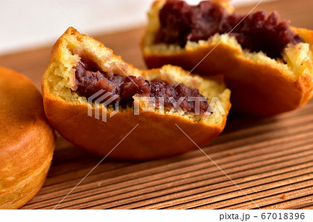 美味しそうな今川焼 67018396